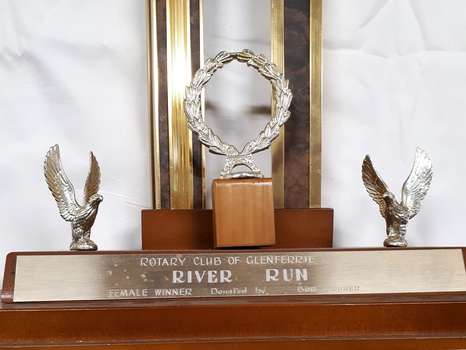 Wreath and two eagles that adorn the base of the trophy