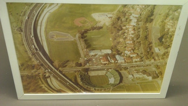 Aerial photograph of Kooyong Tennis Centre, Monash Freeway and grounds of AFB