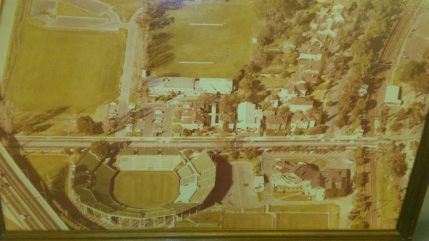 Aerial photograph of Kooyong Tennis Centre, Monash Freeway and grounds of AFB