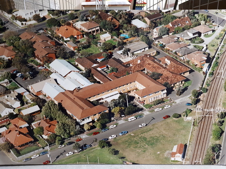 Aerial photograph of Elanora and nearby railway lines