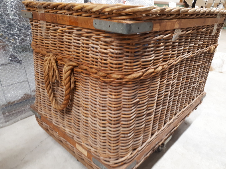 Functional object - Object, Cane basket on wheels