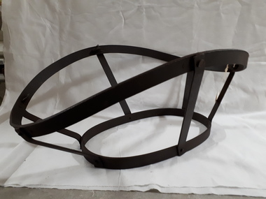 Metal basket mould for weaving