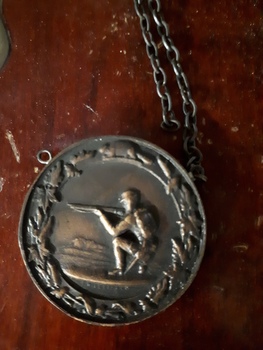 Kneeling rifleman surrounded by wreaths and a Canadian beaver on reverse side of coin