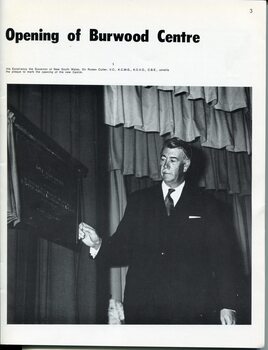 Sir Roden Cutler, unveiling the plaque at the opening