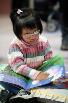 Anna reading Operation Lulu in the Feelix library