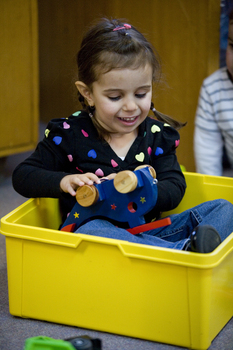 Girl sitting in a container in the Feelix library