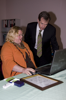 Trudy Ryall speaking with Bill Shorten as she demonstrates something on a computer