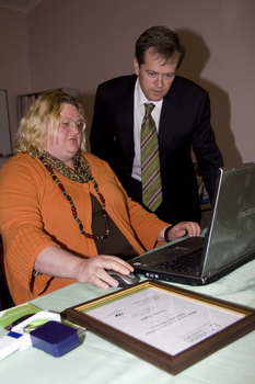 Trudy Ryall speaking with Bill Shorten as she demonstrates something on a computer