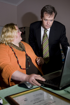 Trudy Ryall speaking with Bill Shorten as she demonstrates something on a computer