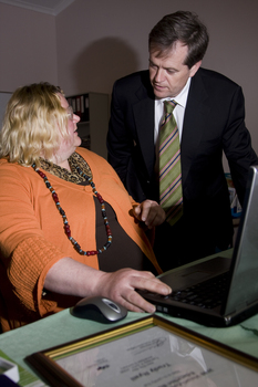 Trudy Ryall speaking with Bill Shorten as she demonstrates something on a computer