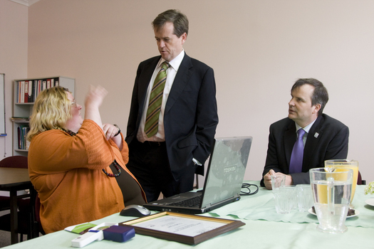 Trudy Ryall speaking with Bill Shorten with Chris Edwards looking on