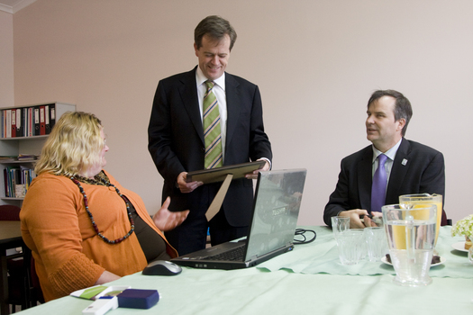 Trudy Ryall speaking with Bill Shorten with Chris Edwards looking on