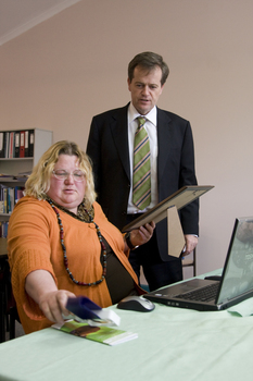 Trudy Ryall speaking with Bill Shorten