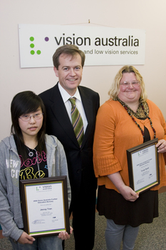MP Bill Shorten with Bursary Award winners Jenny Tran and Trudy RyallMP Bill Shorten with Bursary Award winners Jenny Tran and Trudy Ryall