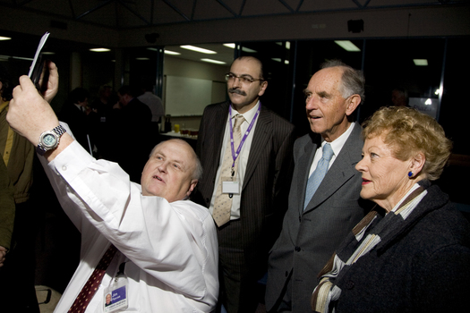 Jim Pipczak demonstrating a Nokia screen reader to John and Nancye Cain, with Tony Iezzi looking on