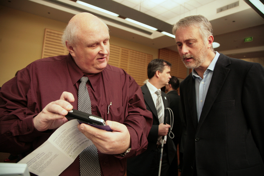 Jim Pipczak demonstrating screen magnifiers to Gavin Jennings