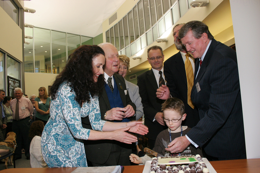 Marina Prior, ?, Jennifer Gibbons, Tony Shepherd, Graeme Innes, Greg McKibbin and Jarryd Clifford cut the cake