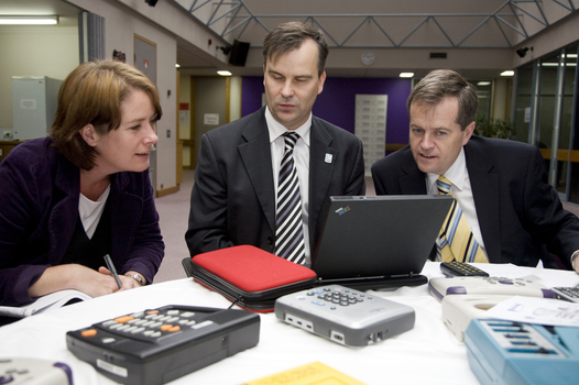 Lady, Chris Edwards and Bill Shorten view a PC