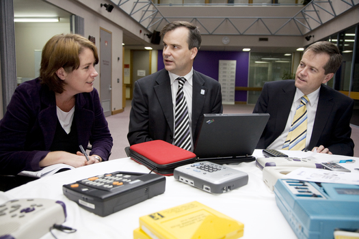 Lady, Chris Edwards and Bill Shorten view a PC