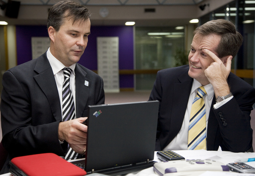 Chris Edwards and Bill Shorten view a PC
