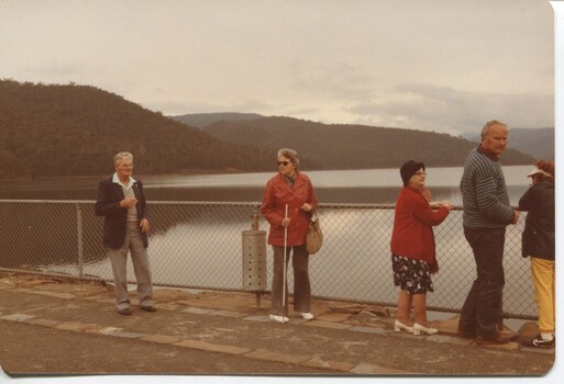Day trip to Lake Eildon with various people looking over the fence