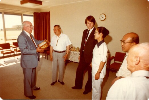 Presentation of gifts to the Japanese visitors