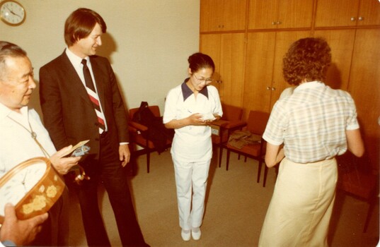 Presentation of gifts to the Japanese visitors