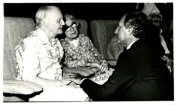 Andrew Peacock speaking with two Elanora residents