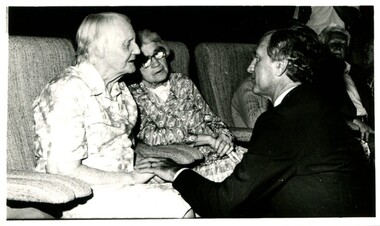 Andrew Peacock speaking with two Elanora residents