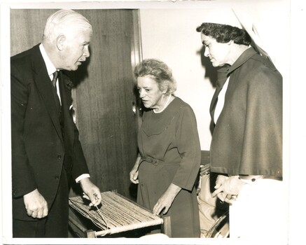 Sir Rohan speaking with a nurse and resident