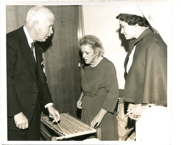 Sir Rohan speaking with a nurse and resident