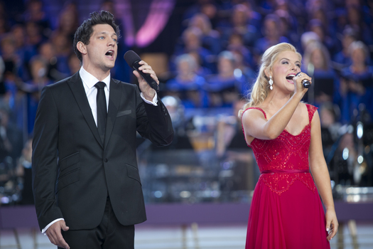 Rob Mills and Lucy Durack performing on the stage