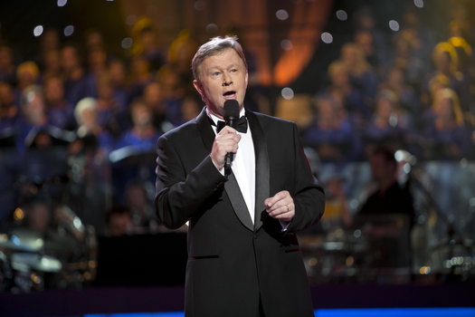 Denis Walter performing on the stage