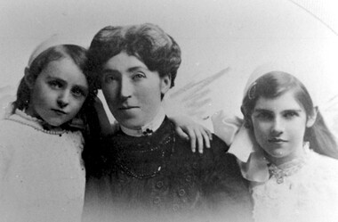 Photograph, Mrs Florence Grant and daughters