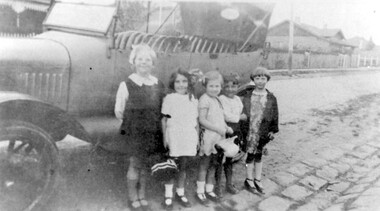 Photograph, Children in Wandsworth Road, Surrey Hills