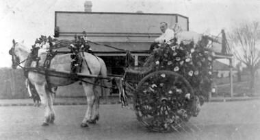 Photograph, Butcher's delivery cart belonging to Edward Tacey