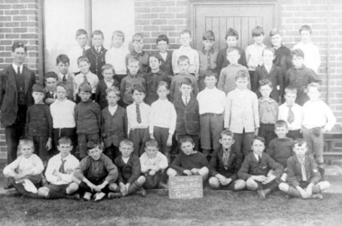 Photograph, Surrey Hills State School Grade 4 in 1923/24, c1923