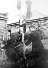 Photograph, George Jackson hoisting the flag at 'Handsworth', 7 Russell Street, Surrey Hills, 1918