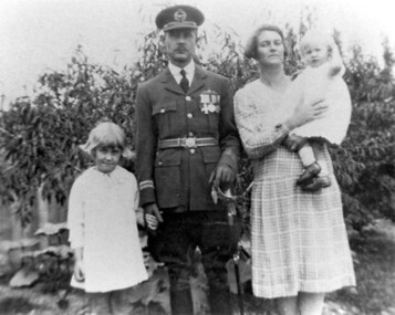 Photograph, William and May Palstra with Margaret and Jocelyn at 60 Guildford Road, Surrey Hills, 1920s, 1926