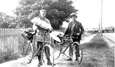 Photograph, Mr Joyce and Mr Lamble of Essex Road, Surrey Hills, c 1932, 1932