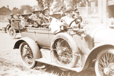 Work on paper - Photograph, Invalid returned servicemen arrive at Mr & Mrs Dixon's home, 42 Essex Road, Surrey Hills, 1919