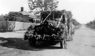 Photograph, Mr Wally Ives' car decorated for Empire Day, 1935, 1935