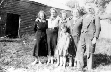 Photograph, McPhie family at back of Mounted Police Station, 5 Suffolk Road, Surrey Hills