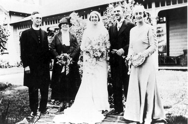 Photograph, Wedding photo of Minnie Beckett with her parents, 1934