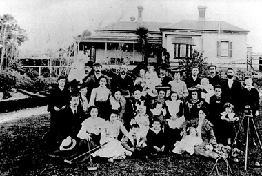 Photograph, Beckett family gathering at 4 Essex Road, 1904