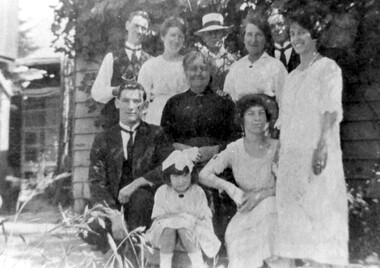 Photograph, Kleinert family at 34 Union Road, Surrey Hills