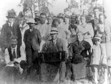 Photograph, Kleinert family gathered fro Christmas celebrations at 34 Union Road, Surrey Hills