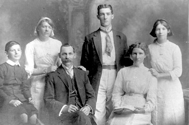 Photograph, Formal photo of the Kleinert family of 34 Union Road, Surrey Hills