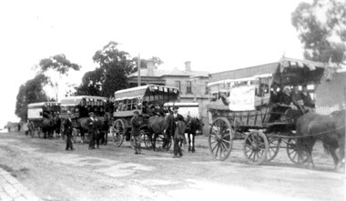 Photograph, Preparing to leave for the St George's Church of England Sunday School picnic, Mont Albert Road, 1922, 1922