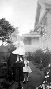 Photograph, Douglas and Jean Sneddon with Alice Keane, 14 Suffolk Road, Surrey Hills